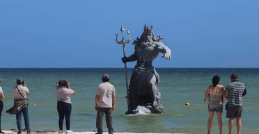 Конфлікт богів: влада Мексики хоче знести статую Посейдона, що виходить із моря (фото)