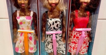 Тільки для дорослих: у мережі продають бородатих ляльок Борбі, яких можна поголити (фото)