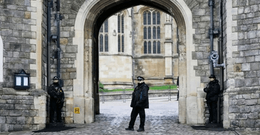 В Британии мужчины в масках ворвались в Виндзорский замок и угнали автомобили: подробности