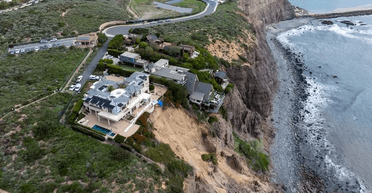 Власник сучасного особняка, який "звисає" зі скелі, відмовився його залишати (фото)