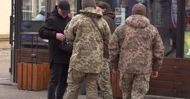 У Львові напали на військового ТЦК: чоловік вдарив ножем військовослужбовця (фото)