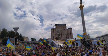 С Майдана к Офису президента. В Киеве участники Марша защитников пошли к Зеленскому