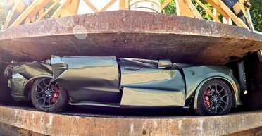 Мэр демонстративно пустил под пресс редкий 720-сильный внедорожник за $100 000 (видео)