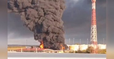 "Продолжает гореть": новые спутниковые снимки с нефтебазы "Атлас" после атаки БПЛА (фото)