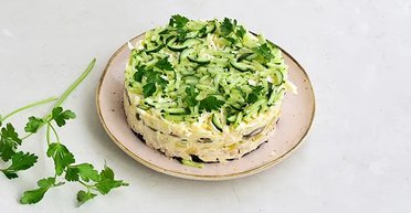 Салаты на новогодний стол: рецепт оригинального салата "Змеиная шуба" без свеклы