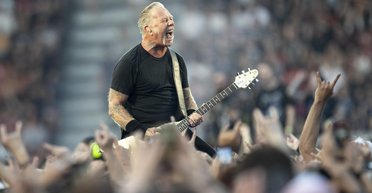 Лидер группы Metallica назвал девушку из Украины особенной: фанаты взорвались аплодисментами (видео)