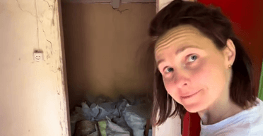 Женщина купила дом в селе: теперь придется все сносить бульдозером (фото)