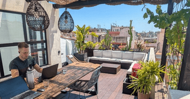 Чоловік продав усе та поїхав жити біля Середземного моря: він розповів про переваги (фото)