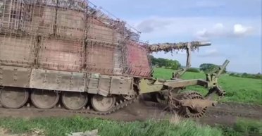 Листи металу, решітки та протимінний трал: в РФ зʼявився ще один танк-сарай (відео)