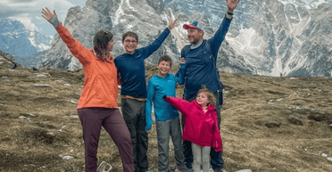 "Хотим показать детям мир": 12-летняя девочка со своей семьей уже побывала в 47 странах