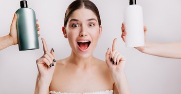 Як правильно мити голову, щоб волосся довше було блискучим (відео)