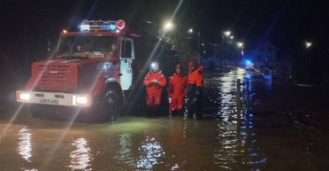 Люди сидять на дахах: села біля Севастополя пішли під воду через рясні зливи (фото, відео)