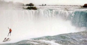 Хотів спуститися з водоспаду: останні хвилини життя каскадера потрапили на камеру (відео)