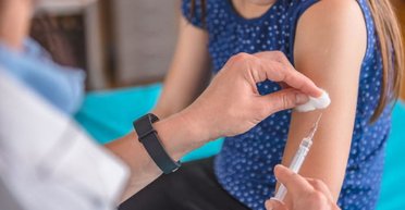 Наперегонки с третьей волной. Почему украинская вакцинация — самая медленная в мире