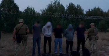 Бежали по заминированному лесу: 5 уклонистов пытались пробраться в Беларусь, — ГПСУ (видео)