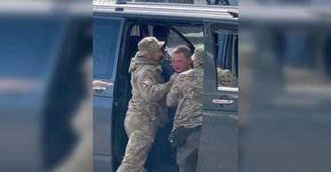 В Одессе мужчину толкали в бус ТЦК: военкомы объяснили, почему он вырывался (видео)