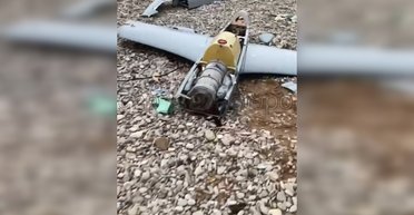 Не долетел до фортификаций ВС РФ: на пляже под Севастополем отыскали обломки БПЛА (фото)