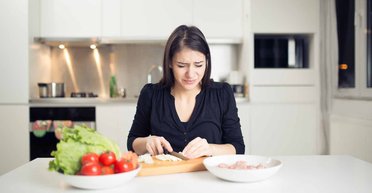 Исследователи рассказали, почему люди плачут, когда режут лук и как этого избежать