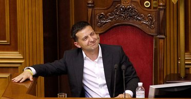 Дай пять. Почему "слуги" так активно вбрасывают идею второго срока Зеленского