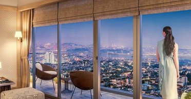 Пара нашла на кровати странную записку в съемном жилье: хозяин объясняет все "соседями"