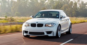 Маленький снаряд: в интернете показали уникальный компактный BMW с мощным V8 (фото)