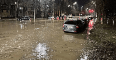 У Києві прорвало водогін: КМДА спростовує інформацію про витік нечистот (відео)