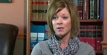 Занадто приваблива для роботи: жінку звільнили на прохання дружини боса (фото)