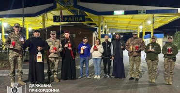 Скауты привезли Благодатный огонь в Украину (фото)