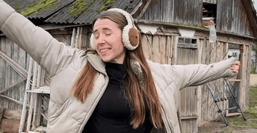 Ничего не выбрасывать: украинцы приводят в порядок гнилой дом в селе за $6500 (фото)