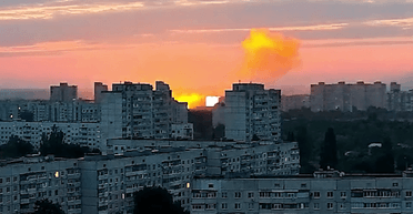 П'ять "Шахедів" з різних боків: мер Харкова показав момент удару РФ по житловому будинку (відео)