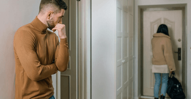 Почала плакати і кричати: дружина хоче розлучитися з чоловіком через "раптову" стрижку (фото)