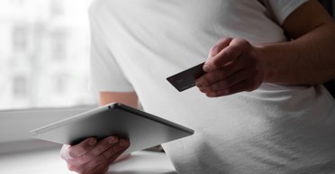 Яку суму можна переказувати на картку без комісії та податку: деталі