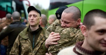"Находились в неволе 4 года": в Украину вернулись 205 бойцов из плена РФ, — Зеленский (фото)