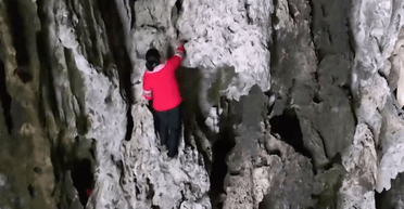 Стародавнє мистецтво: "жінка-павук" підкорила 108-метрову скелю без страховки (фото)