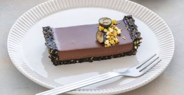 Французский стиль: рецепт изысканного шоколадно-фисташкового тарта без выпечки