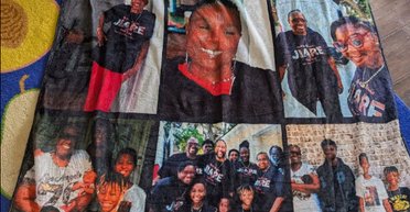 Мужчина заказал одеяло с фото собак, а получил семейный портрет незнакомцев