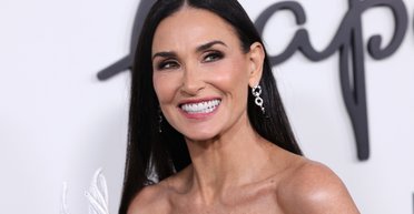 Демі Мур у розкішній сукні вийшла на червону доріжку (відео)