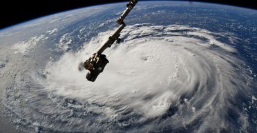 Ураганы с женскими именами: как и кто дает штормам названия