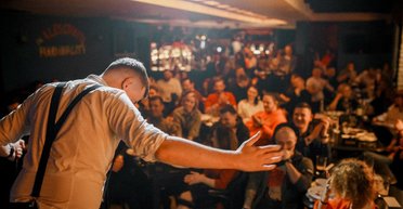 "Подпольный стендап", телеканалы и издательства: какие еще компании получили бронь от мобилизации