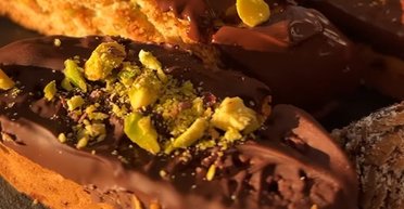 Вкусная выпечка на Рождество: рецепт бискотти с фисташками и шоколадом (видео)