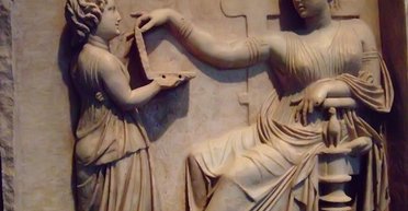 На древней скульптуре заметили "путешественницу во времени" с ноутбуком (фото)