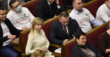 Під час виступу Зеленського футболки "Проти олігархів" не одягли близько 30 "слуг", — джерело