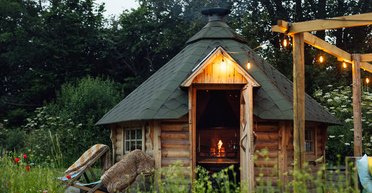 Родители построили для женщины мини-дом в саду, чтобы она не платила за аренду (фото)