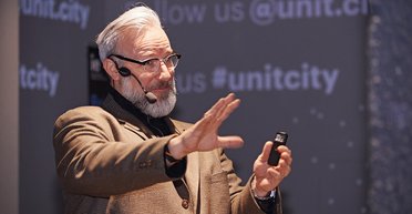 Жизнь как долька фрукта. Имиджмейкер Брайан Халлет — о работе с нехудожниками, перфекционизме и готовности рисковать