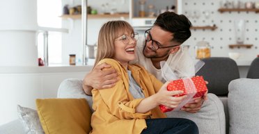 Українці мають платити податки навіть із подарунків: про які суми йдеться