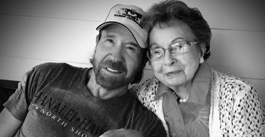 "Была женщиной непоколебимой веры": в возрасте 103 лет умерла мать Чака Норриса (фото)