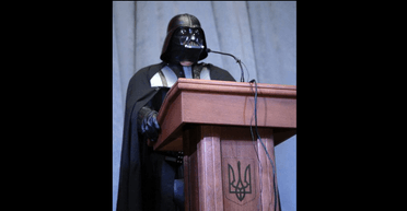 У міськраді Одеси нагородили почесною грамотою рятувальника Дарта Вейдера: деталі (відео)