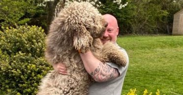 Любить "обійматися": собака, зростом з людину, досі вважає себе цуценям (фото)