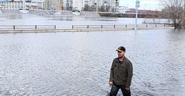 Воет сирена и размывает дамбу: в Кургане вода поднялась до 10 метров (видео)