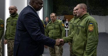 "Невероятно поражены вашей отвагой": министр обороны США встретился с бойцами ВСУ (фото)
